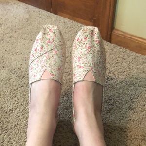 Pink flowered Toms size 9